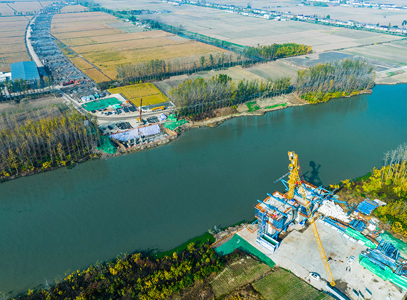 3、跨通榆河特大橋東主墩下部結(jié)構(gòu)施工結(jié)束，并完成制箱梁節(jié)段2個；西主墩樁基全部完成，即將開始承臺施工.jpg